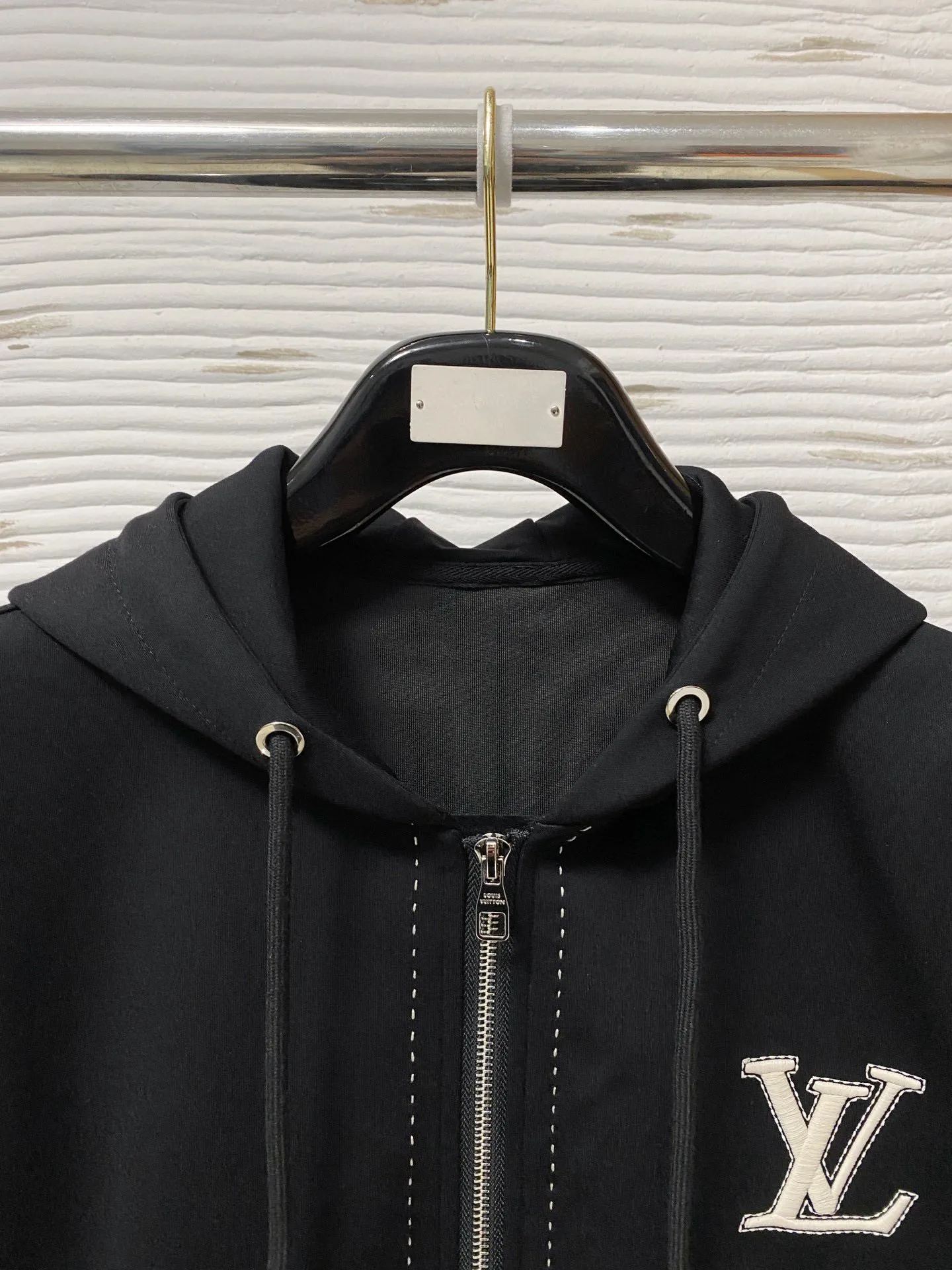 🅿️720 [LV Louis Vuitton] hot-selling suit is coming. Focus on the original version of the official website. 2025 new hot-selling cardigan and sweatshirt suit. The original order is the best. 🇭🇰The meticulous work of top designers. It has a fitting and perfect upper body effect. All-natural high-quality Tencel Roman cotton 100%, close-fitting comfort, noble and elegant! Original hardware embodies elegance and nobility! Counter size: M-3XL (maximum wear up to 190 pounds)